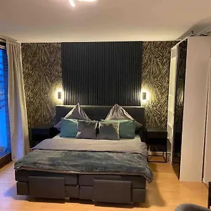 Stilvolles Ruckzugsort: Elegantes 1-zimmer In Bester Lage Apartment